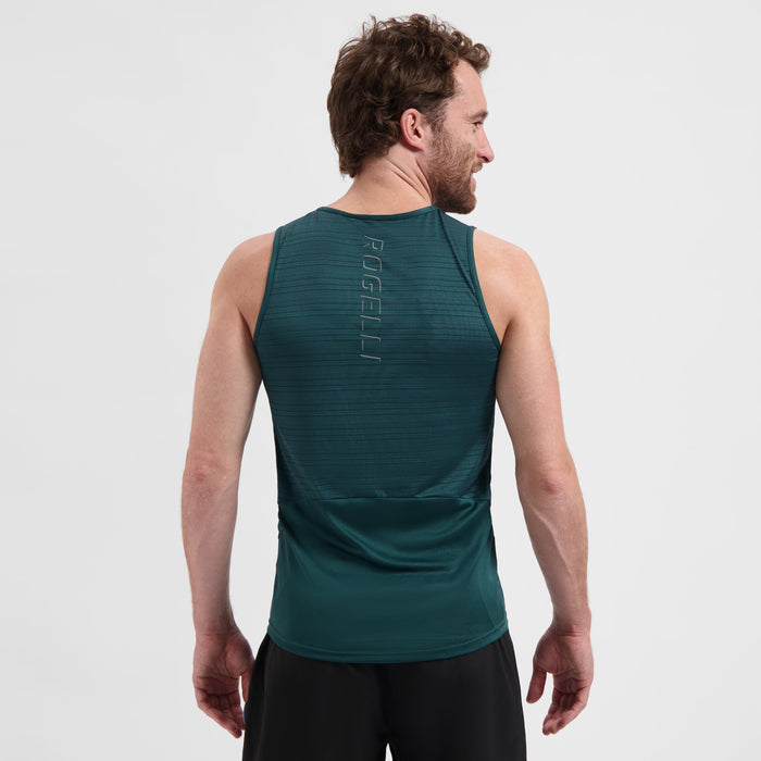 Rogelli Core mouwloos hardloopshirt heren teal gedragen achterkant.