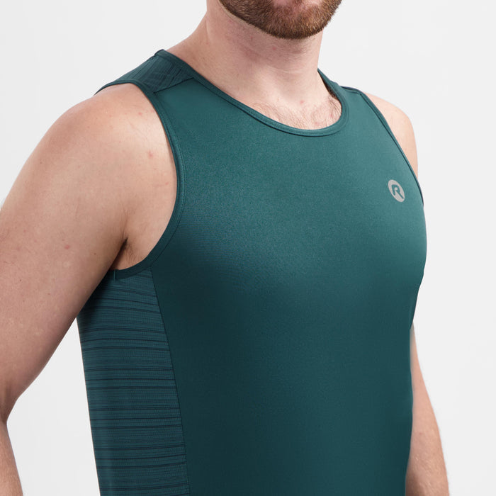 Detail van Rogelli Core mouwloos hardloopshirt heren teal voorkant.