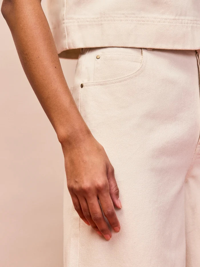 Ecru cotton twill wide leg jeans pocket detail