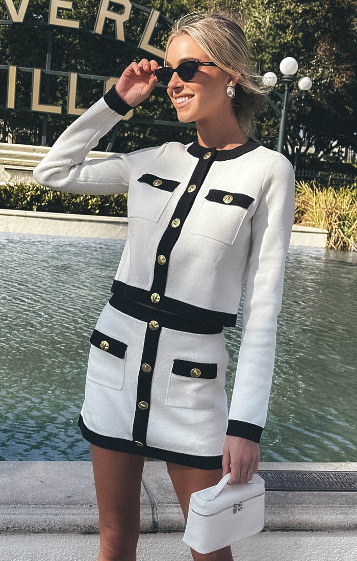 badge_model-wears-size-s