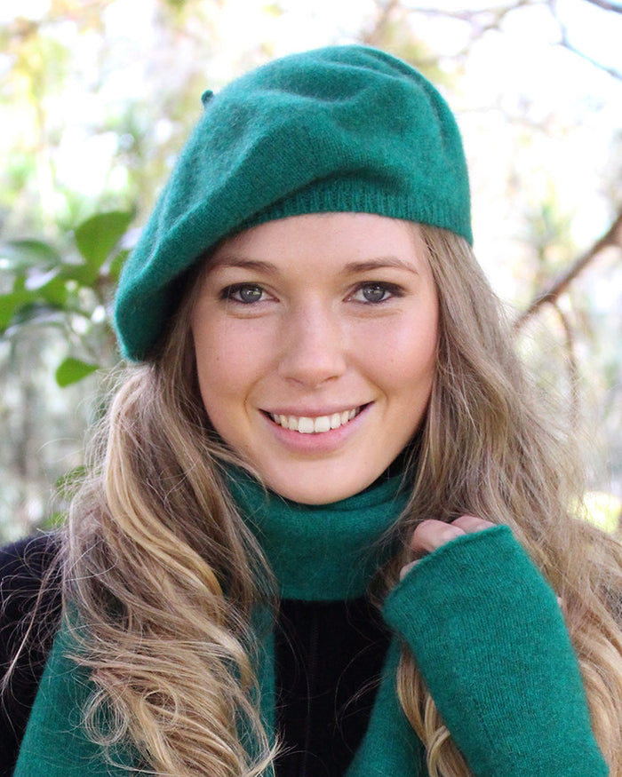 Person wearing gloves colour Emerald