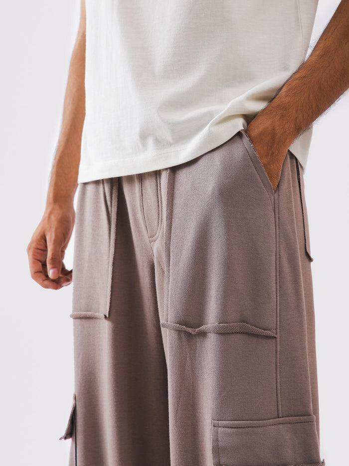 Rear flap pocket on mauve cargo trousers - GROOVY Pakistan