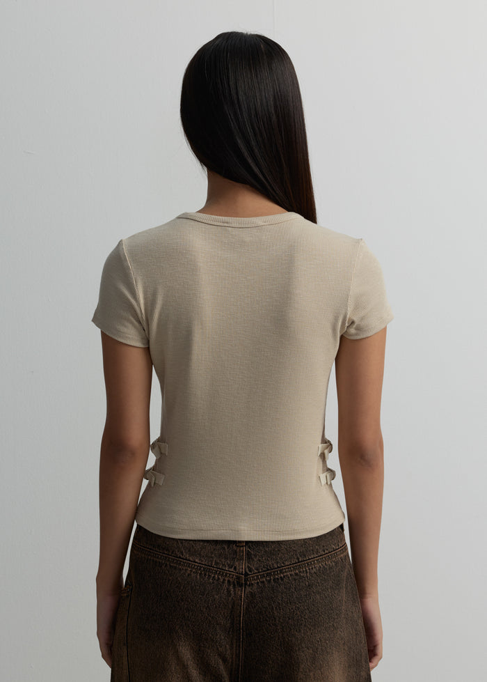 SIDE-BUCKLE RIBBED TEE