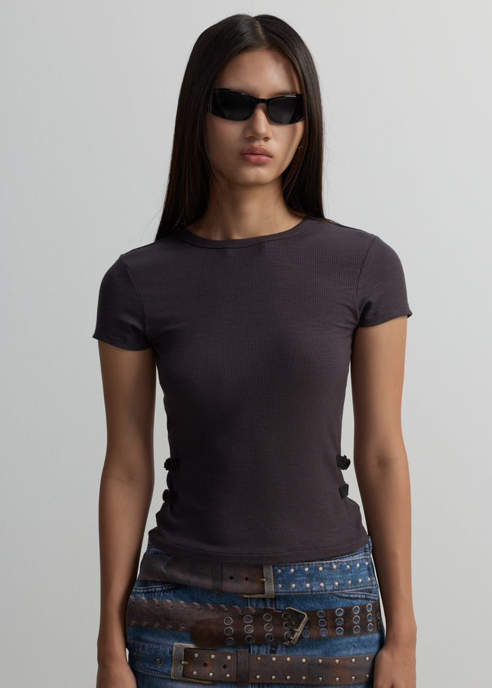 SIDE-BUCKLE RIBBED TEE