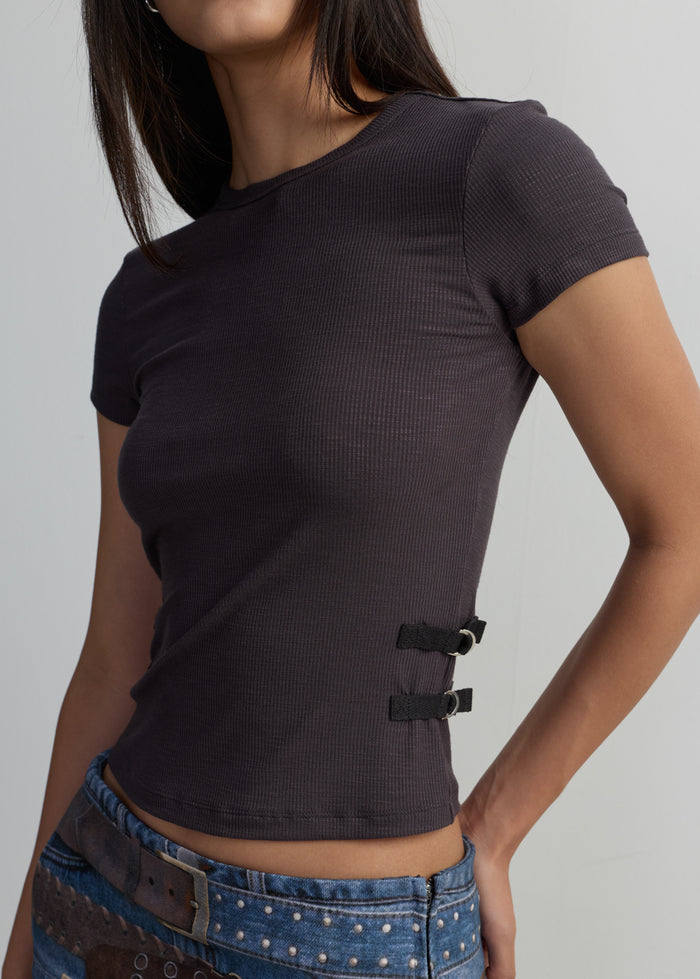 SIDE-BUCKLE RIBBED TEE