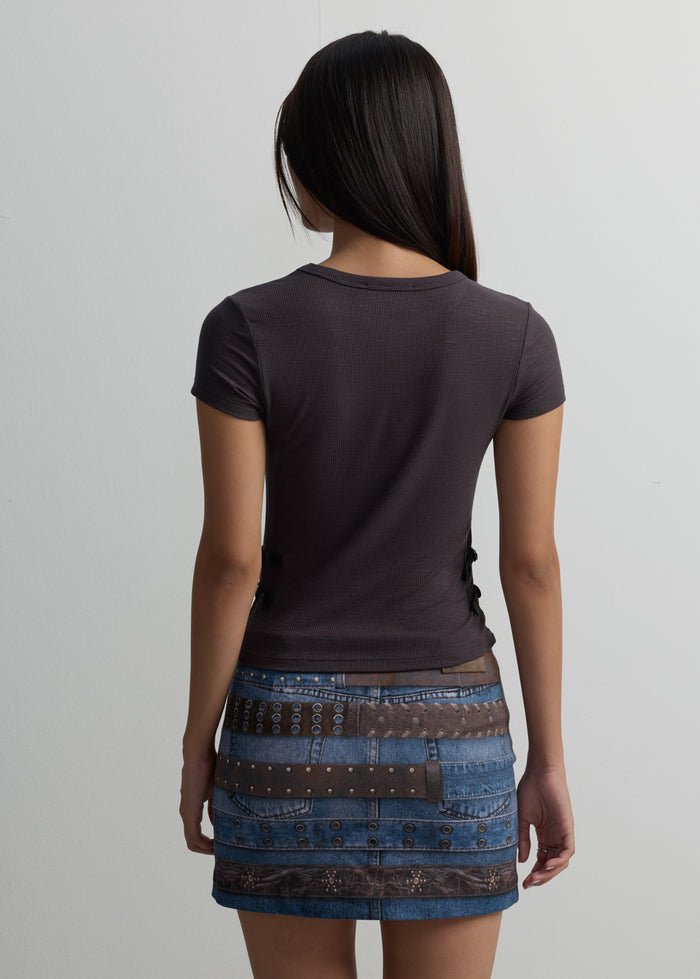 SIDE-BUCKLE RIBBED TEE