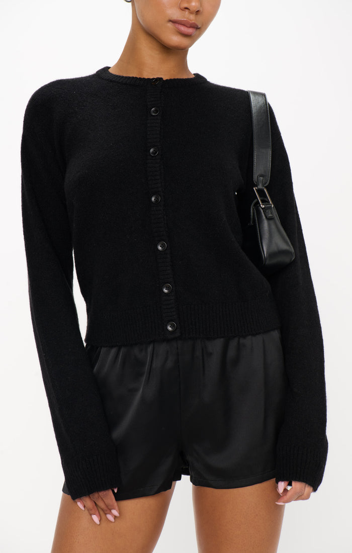 badge_model-wears-size-s