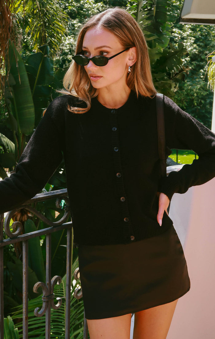 badge_model-wears-size-s