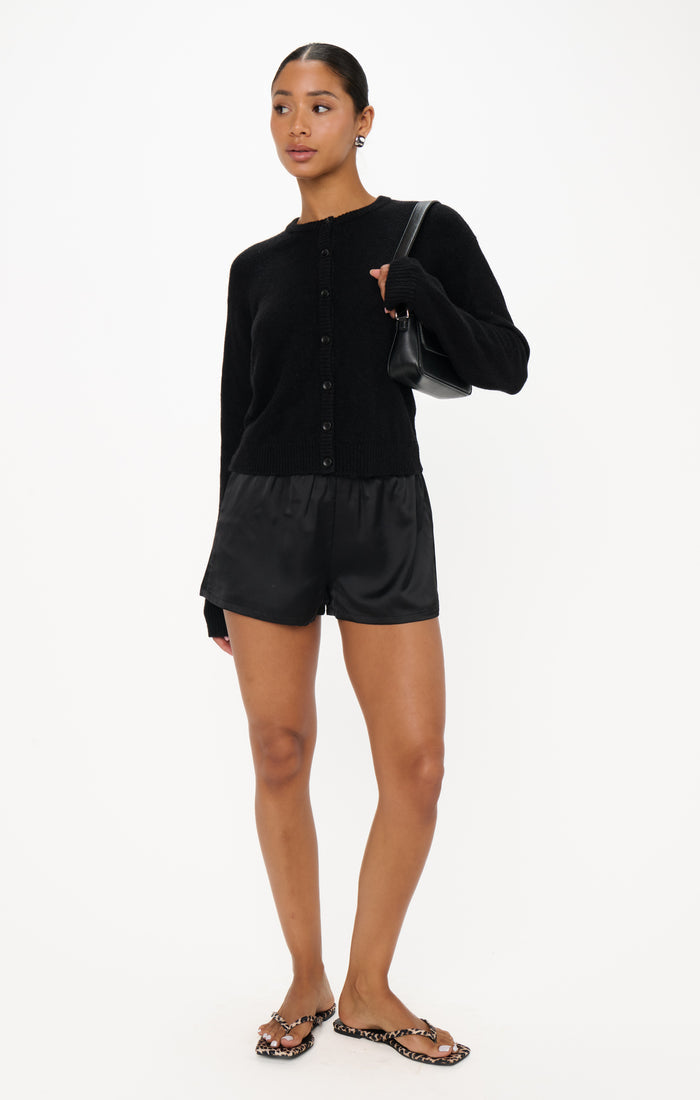 badge_model-wears-size-s