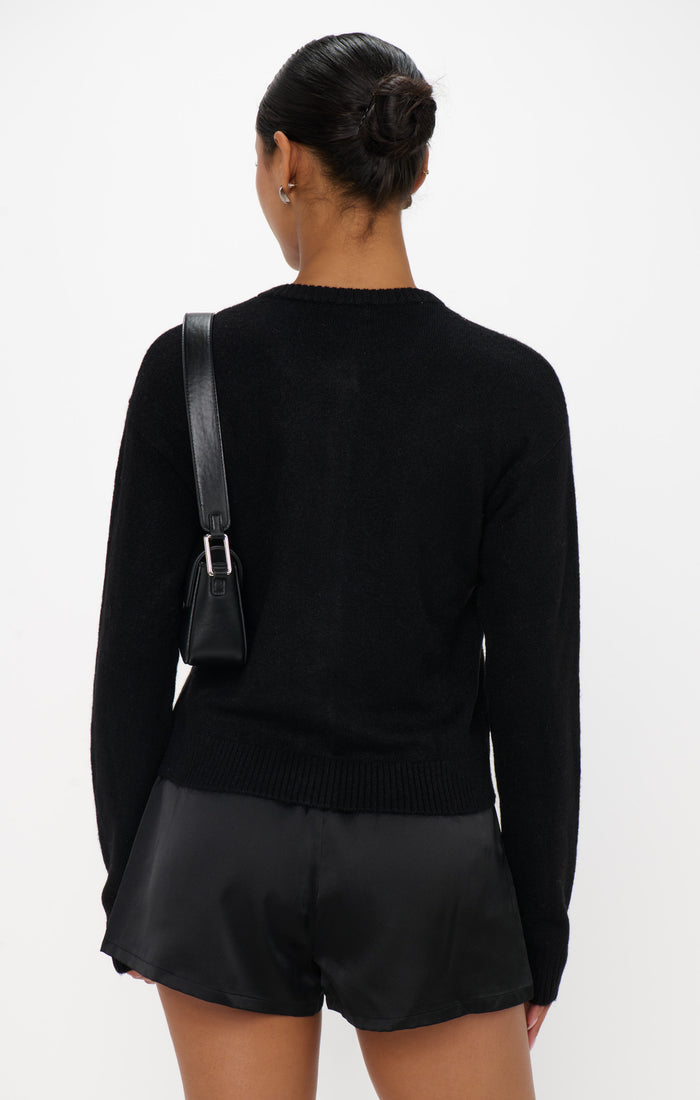 badge_model-wears-size-s