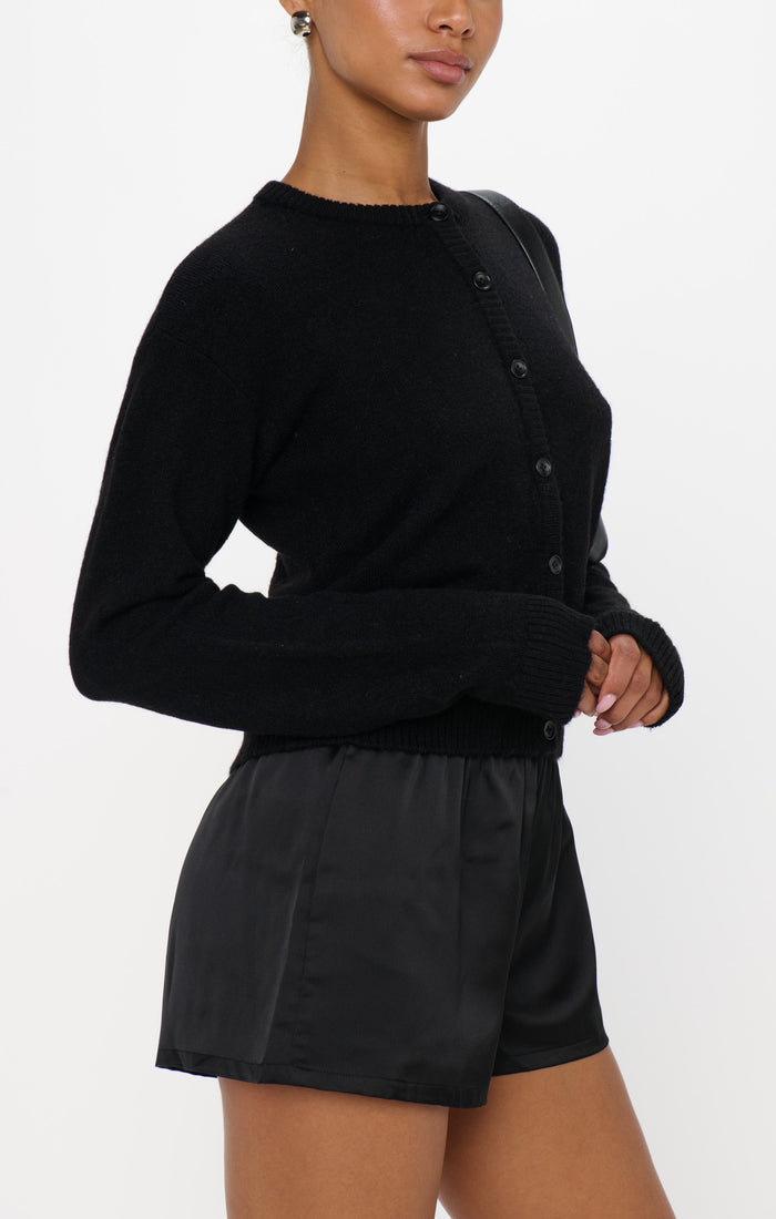 badge_model-wears-size-s