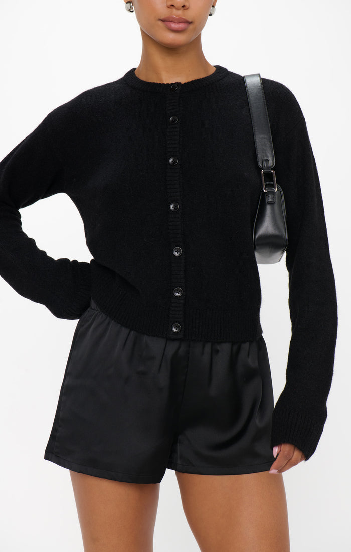 badge_model-wears-size-s
