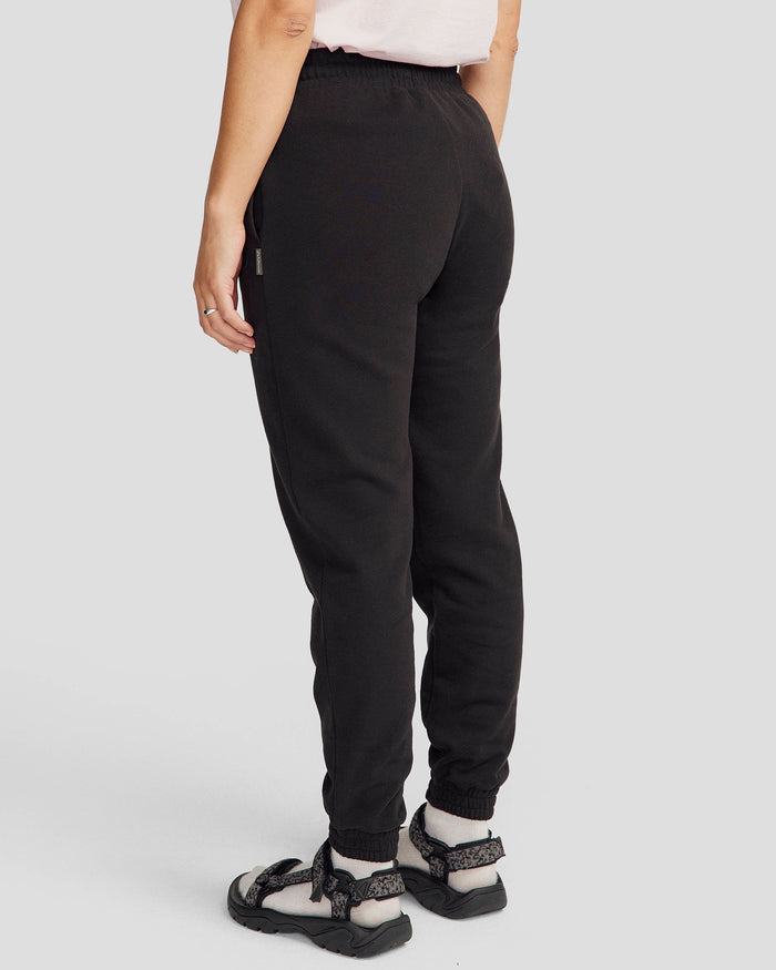 b1387_o4w_womens_peak_badge_slouchy_brushed_joggers_c_1743629068000